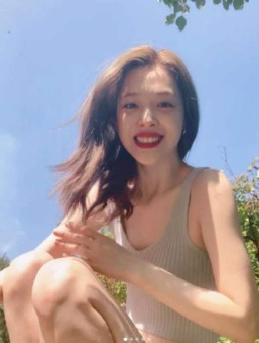 Sulli acabaría dejando definitivamente f(x) en 2015 y continuó trabajando esporádicamente como actriz en películas como 'Real' (2017) o, más recientemente, en series televisivas como 'Hotel Del Luna'.