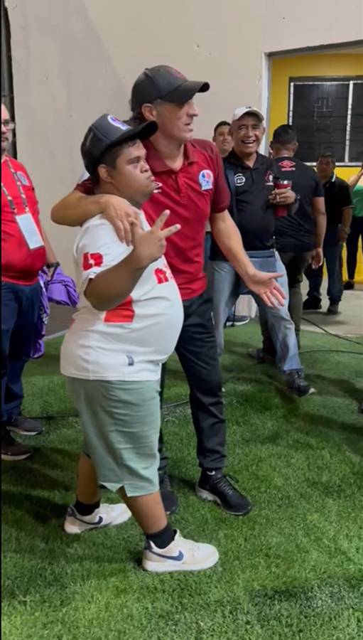 Pedro Troglio posó con Justo para una foto que nunca olvidará el aficionado del Olimpia.