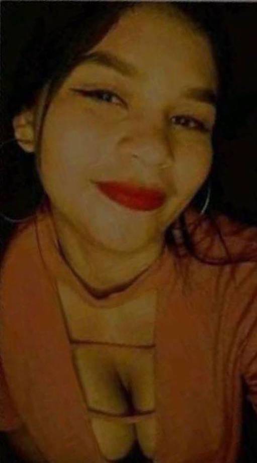 Vecinos del sector afirmaron haber escuchado los disparos y cuando salieron de sus hogares se encontraron con la jovencita. Intentaron auxiliarla, pero ya no tenía signos vitales.