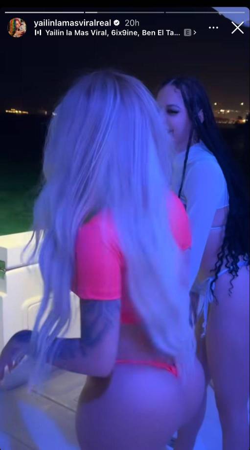 El popular video finaliza con Yailin tomada de la mano de otra chica y dándose un chapuzón.