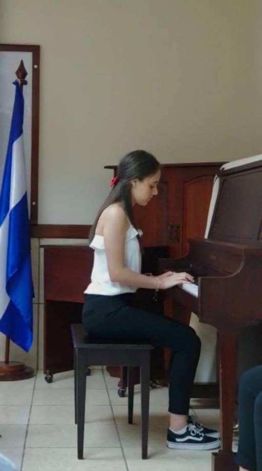 En su tiempo libre, Pacheco, quien es la mayor de dos hermanos, disfruta bailar, pintar, cocinar y tocar el piano. Mientras que en sus planes a futuro contempla estudiar arquitectura, diseño gráfico y de interiores.