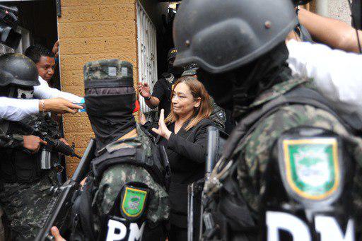 Policías militares resguardan a la exministra Rocío Tábora durante su traslado hacia tribunales anticorrupción en Tegucigalpa, este 15 de noviembre de 2023.