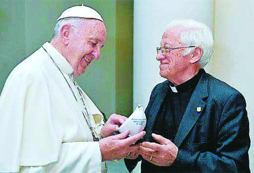 El papa Francisco recibió del padre Ángel Rodríguez la paloma de Mensajeros de la Paz.