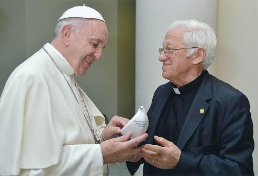 Padre Ángel García junto al Papa Francisco.