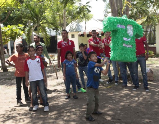 Marathón comparte con niños de Amor y Vida