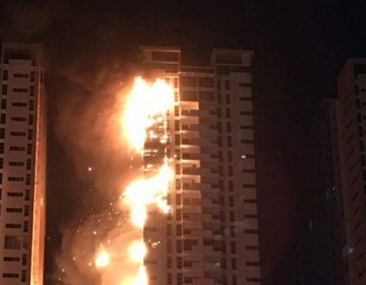 Se incendia un rascacielos en Emiratos Árabes