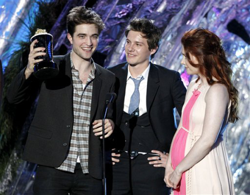Robert Pattinson besa a Taylor Lautner en vivo