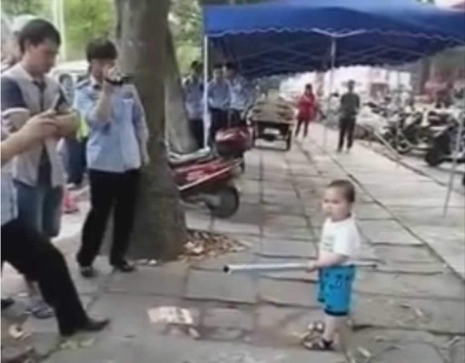 Niño armado con un tubo protege a su abuela de policías