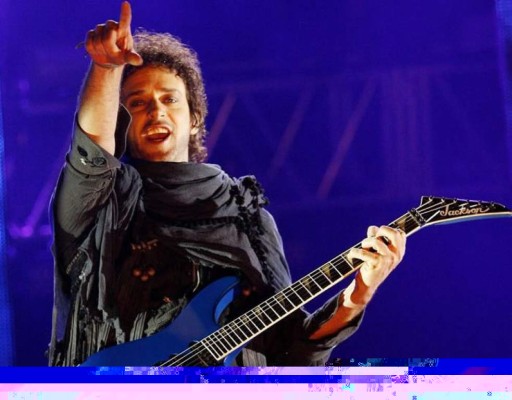 Fotografía de archivo del 24 de noviembre de 2007 del cantante y músico argentino Gustavo Cerati, durante un concierto en Bogotá, Colombia. Cerati, líder de la mítica banda Soda Stéreo, falleció hoy, jueves 4 de septiembre de 2014, en Buenos Aires, tras permanecer cuatro años en coma por un accidente cerebrovascular, confirmó la familia a través de un comunicado.