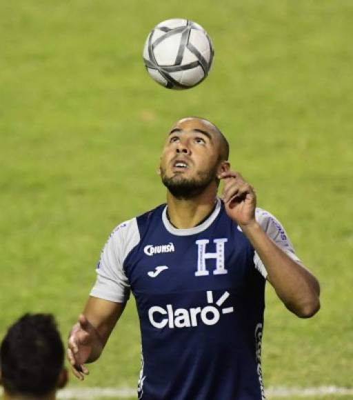 Luego de que el pasado jueves varios jugadores debutaron en la H, hoy lucen calvos ya que es obligación que se tienen que rapar tras disputar su primer partido con la selección de Honduras. Danilo Tobías no se salvó.