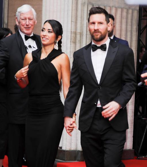 Momento de la llegada de Messi al lado de su esposa Antonela.