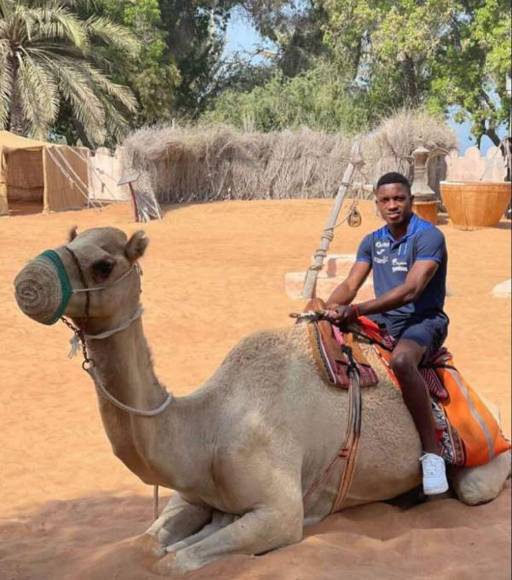 El lateral Franklin Flores, del Real España, posando encima de un camello.