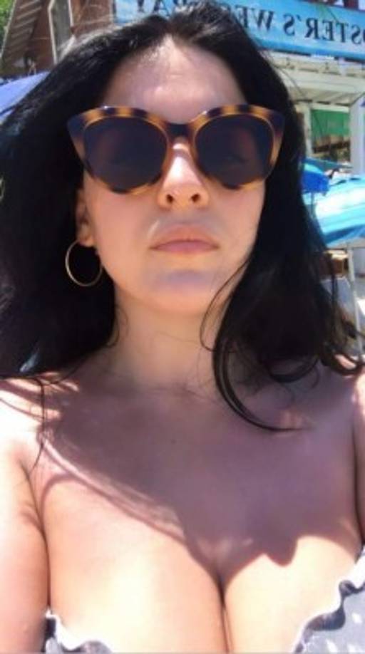 La curvilínea Zelma Cherem compartió su paso por la paradisíaca isla en Honduras a través de sus redes sociales.<br/>