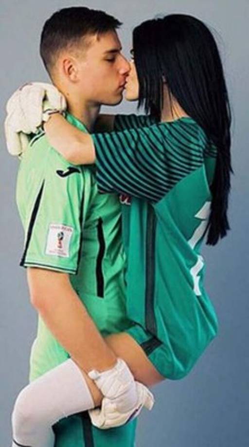 Las felicitaciones de sus conocidos y seguidores no han tardado. Inevitablemente, varios usuarios han hecho alusión al modelo que ha lucido el futbolista del Real Madrid.