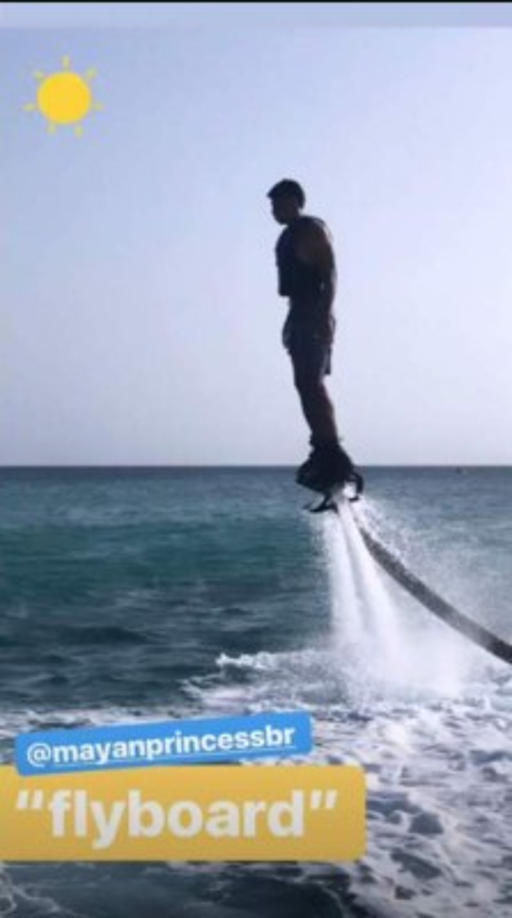 El delantero verdolaga aprovechó para hacer flyboard.