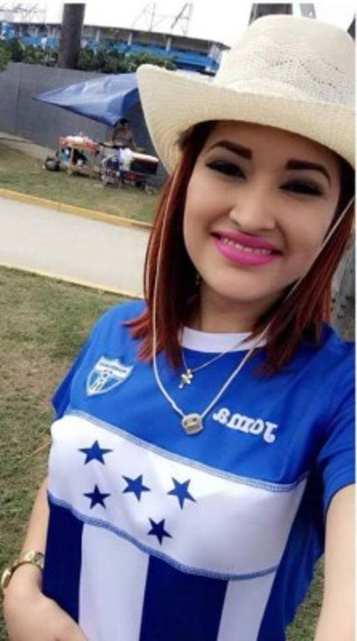 La presentadora de Canal 6, Julissa Hernández, asistó al estadio Olímpico de San Pedro Sula para dar el apoyo a la Bicolor ante Trinidad y Tobago.