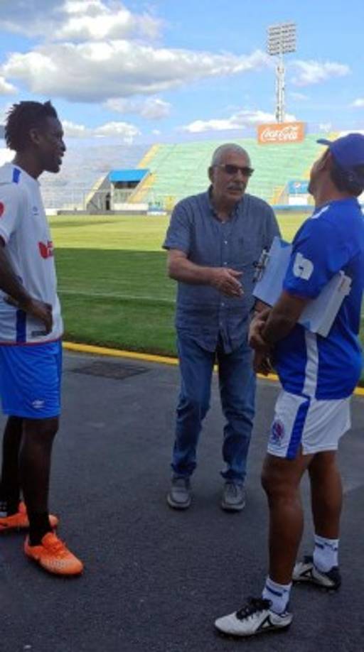 Manuel Keosseián se dirigió del aeropuerto directamente al estadio Nacional para ser presentado. En la imagen charla con Hendry Thomas y Dani Turcios.