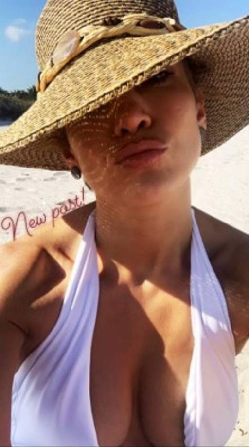 JLo lució un traje de una sola pieza en tono blanco.