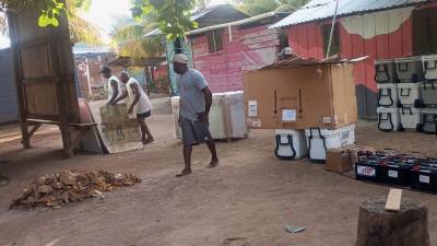 Los pescadores artesanales se han fortalecido con donaciones de equipo de pesca y almacenamiento del producto, por parte del gobierno y organizaciones nacionales e internacionales.