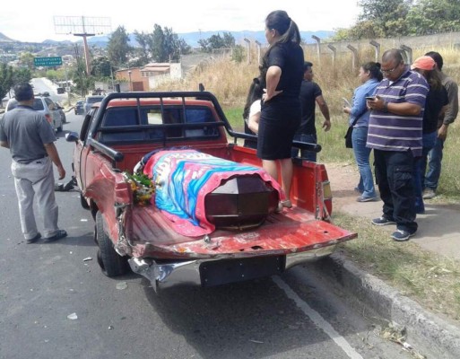 Conductor ebrio impacta contra carro que llevaba ataúd al cementerio