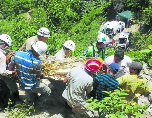 Acaba la pesadilla para tres de los 11 mineros soterrados