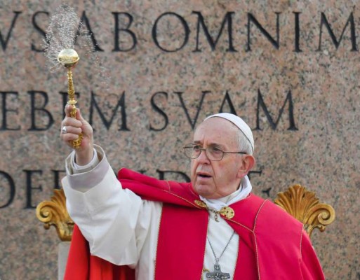 Papa critica triunfalismo que califica a los demás de peores