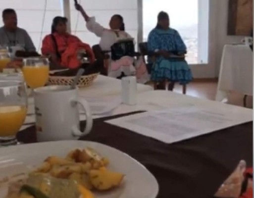 Indignación en México: Diputados comen frente a indígenas sin darles ni agua