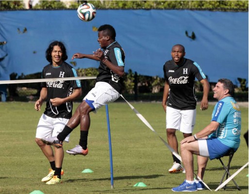 Selección de Honduras se divierte practicando fútbol-tenis