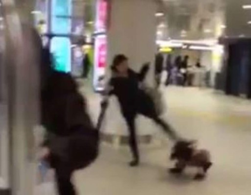 Video: Madre es captada propinándole una patada en la cabeza a su hija