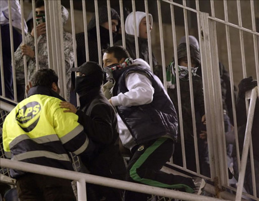 Vídeo: Aficionados del Racing saltan el palco para agredir al presidente del club
