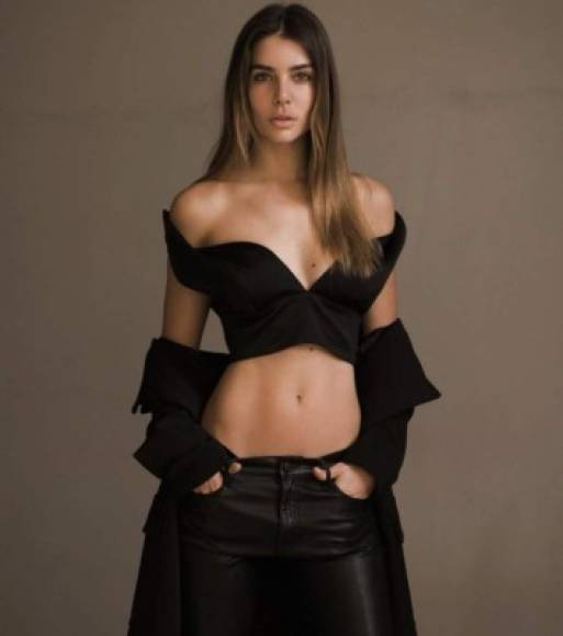 Valentina Ferrer es originaria de Córdoba, Argentina, y es la segunda de cinco hijos. Desde pequeña mostró su pasión por el modelaje.