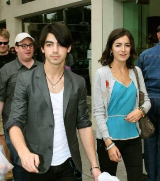 El artista Joe Jonas también tuvo un idílico romance con la actriz estadounidense de origen brasileño, Camilla Belle con quien grabó un videoclip de Los Jonas Brothers 'Lovebug'.
