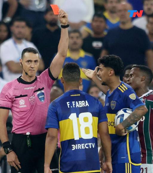 El árbitro colombiano Wilmar Roldán expulsó con roja directa a su compatriota, el jugador de Boca Juniors, Frank Fabra, por dar un cachetazo al capitán del Fluminense, Nino.