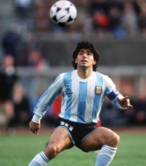 Por la izquierda del ataque, Rakitic ha elegido a otro argentino, Diego Armando Maradona.