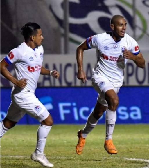 Eddie Hernández corriendo a celebrar su gol frente al Motagua.