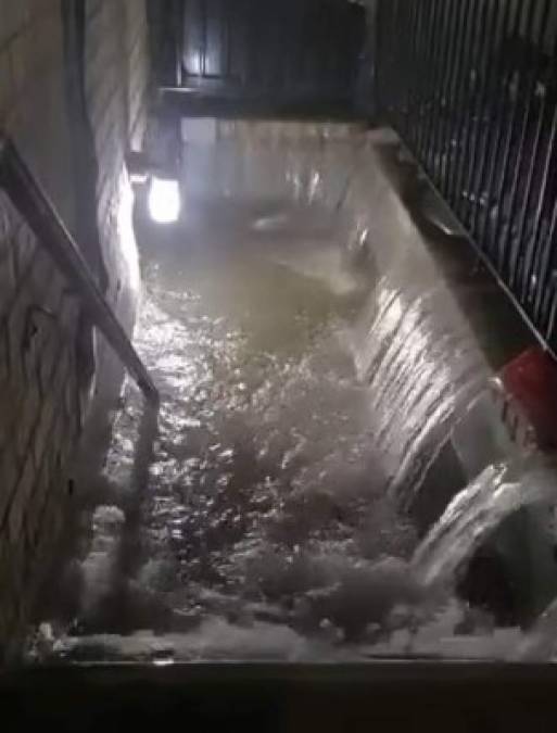En la ciudad de Nueva York, prácticamente todas las líneas del metro quedaron suspendidas al ser inundado por auténticas riadas y cascadas de agua que caían tanto por las escaleras de las estaciones como por los techos de los túneles.