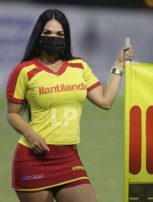 Una sexy edecán que adornó la cancha del estadio Humberto Micheletti.