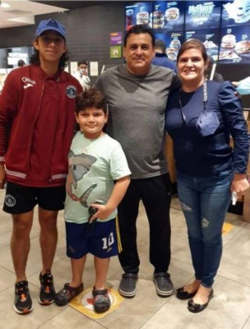 Tras el partido, Yostin Obando se fue a cenar con su padre para celebrar su debut en la Liga Nacional con el Motagua.