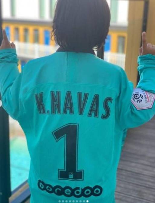Mateo Navas es uno de los hijos del arquero tico y el pequeño ya luce orgullosamente la camisa del PSG de su padre. Poco a poco se están adaptando en Francia.