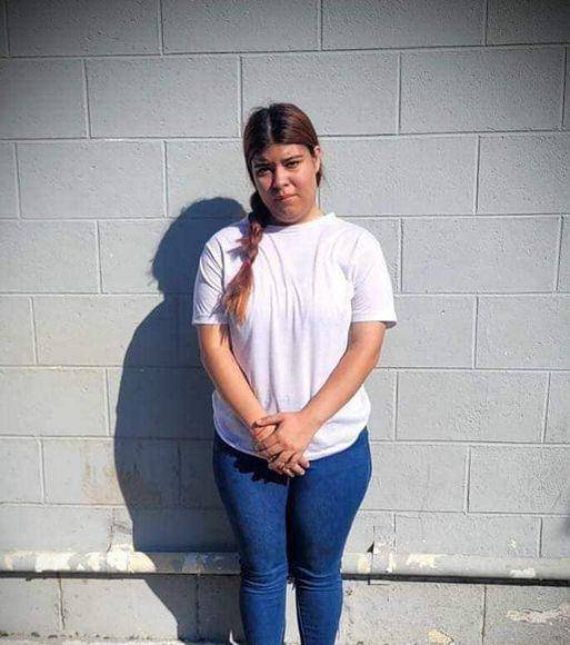 La joven identificada como Génesis Abigail Rivera López presumía su pertenencia a la Mara Salvatrucha (MS-13) y fue arrestada en San Salvador, informó el ministro de la Defensa, René Merino Monroy.