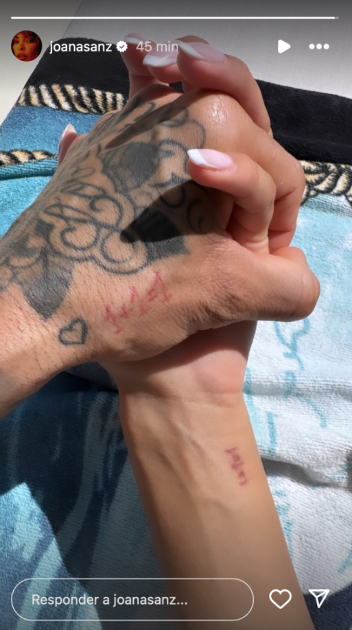 Joana Sanz compartió en sus historias de Instagram una imagen de su mano entrelazada con la de Dani Alves. 