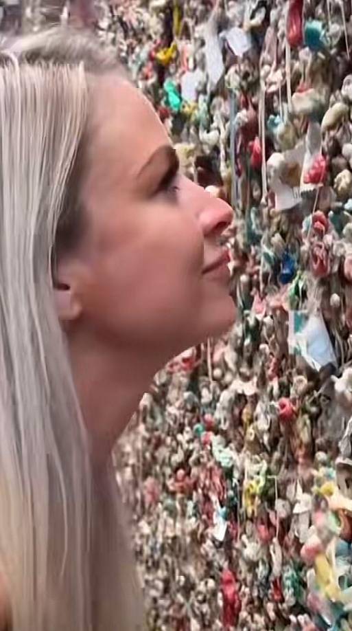 La pared llena de chicles masticados fue nombrada como una de las cinco atracciones turísticas más contaminadas por gérmenes en 2009, hoy retoma su auge tras la visibiliazción de varios videos en Tiktok.