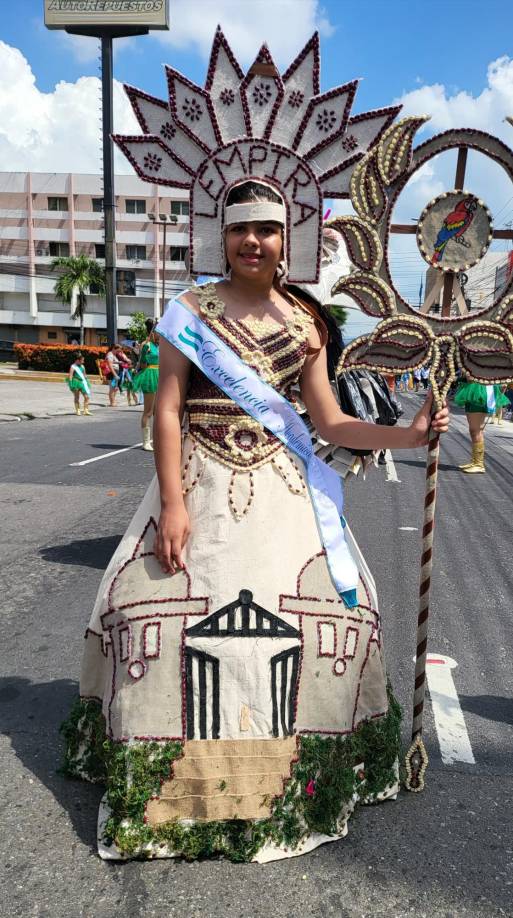 Tiffany Rivera, centro Petroniña Barrios, del Barrio Cabañas, lució este hermoso traje. 