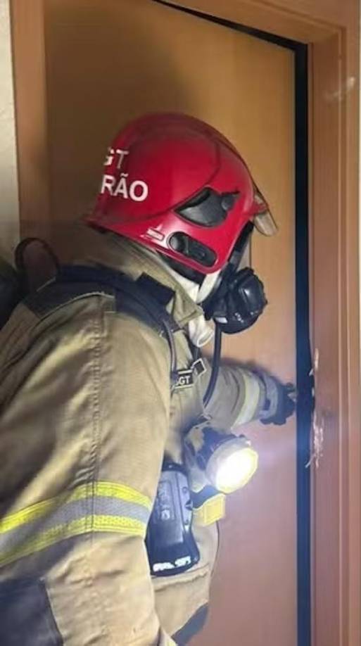 Las autoridades informaron que, por seguridad, se cortaron el suministro de luz y gas en el edificio y se evacuó a los residentes mientras se realizaba un barrido en busca de otras posibles víctimas. La teniente del Cuerpo de Bomberos, Alexandra Lopes, señaló que la mala instalación del calefón fue la causa directa de la acumulación del gas letal.