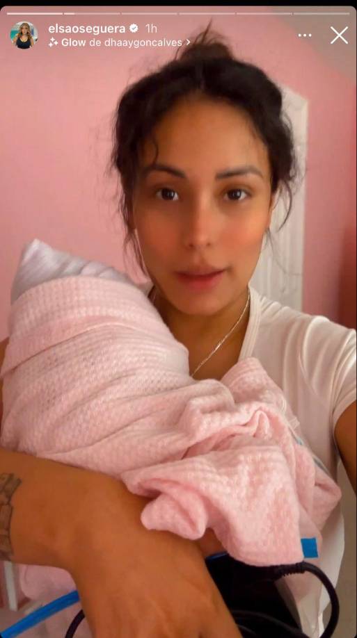 Tras dar a luz Elsa se ha mostrado recientemente al natural. 