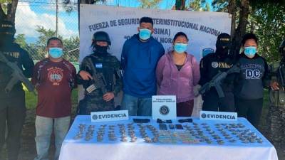 Apresados. Dos mujeres y un hombre fueron capturados en Marcala como sospechosos de distribuir droga en varios sectores.