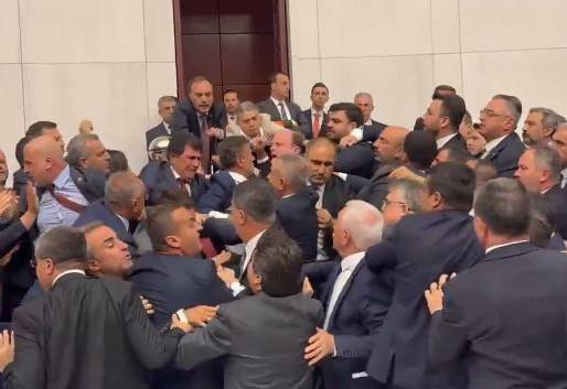 Video: parlamentarios turcos se van a los golpes en plena sesión