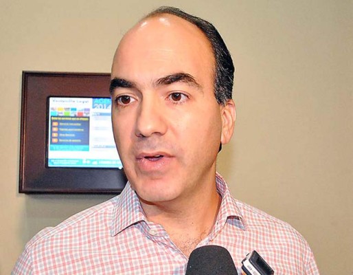 Empresarios vigilan caída de bolsas y deslizamiento de la moneda china