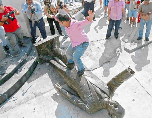 Derriban estatua de Fox antes de su inauguración