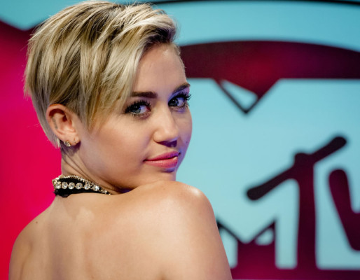 Miley Cyrus se fuma las críticas en los EMA 2013